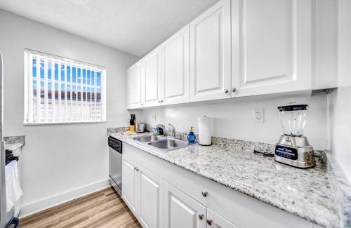 Survey Creek Apartment | Adorable Condo in Peaceful Area - Palm Wave Says