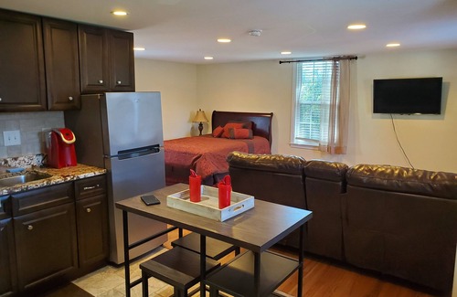 Lumberton Cottage | Adorable cottage in lovely gated property on beautiful Elm lined main street