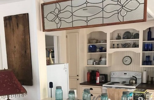 Eastport House | Adorable Cottage Perfect for a Couple's Getaway!