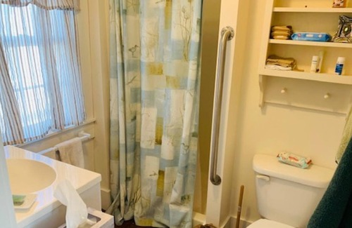 Eastport House | Adorable Cottage Perfect for a Couple's Getaway!