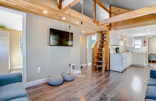 Lincoln City House | Adorable, dog-friendly hideaway w/free WiFi, private washer/dryer, & firepit