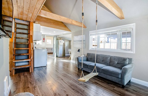 Lincoln City House | Adorable, dog-friendly hideaway w/free WiFi, private washer/dryer, & firepit