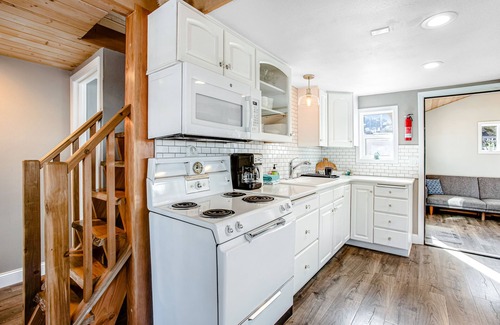 Lincoln City House | Adorable, dog-friendly hideaway w/free WiFi, private washer/dryer, & firepit