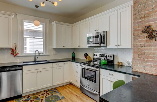 Downtown Colorado Springs House | ADORABLE DOWNTOWN COTTAGE With HOT TUB