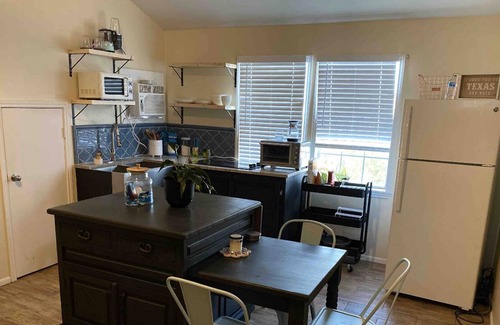 Bay Area Apartment | Adorable garage apartment close to downtown