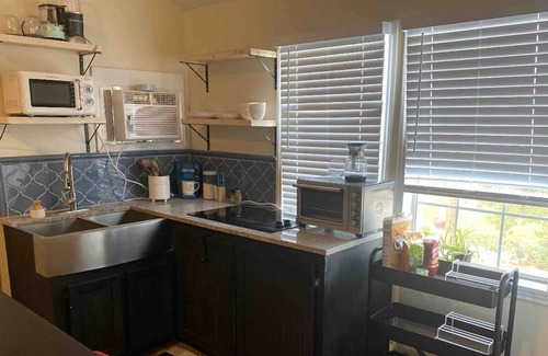 Bay Area Apartment | Adorable garage apartment close to downtown