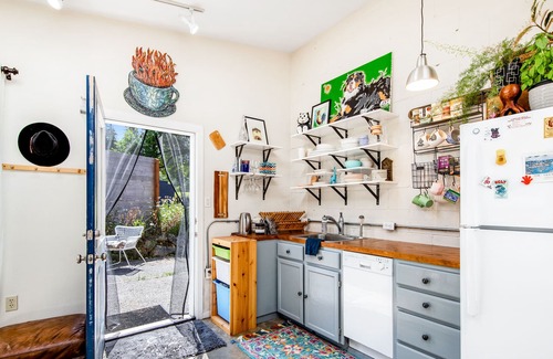 Greenbank Apartment | Adorable getaway on vineyard w/ kitchenette, free WiFi, roaming chickens & more