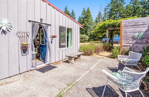 Greenbank Apartment | Adorable getaway on vineyard w/ kitchenette, free WiFi, roaming chickens & more