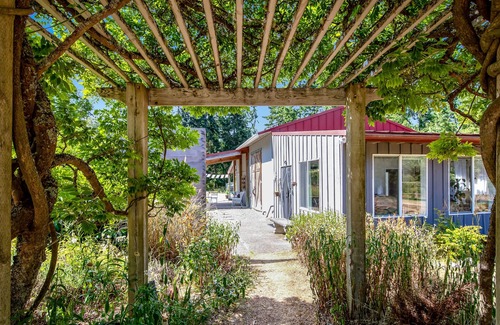 Greenbank Apartment | Adorable getaway on vineyard w/ kitchenette, free WiFi, roaming chickens & more