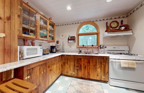 Adirondack House | Adorable getaway tucked in the woods with patio, AC, grill & W/D