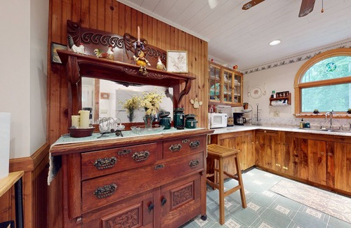Adirondack House | Adorable getaway tucked in the woods with patio, AC, grill & W/D
