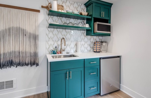 Victory Heights Apartment | Adorable ground-level guest house w/ free WiFi, a kitchenette, & shared yard