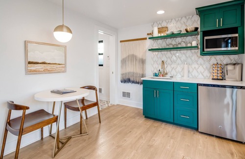 Victory Heights Apartment | Adorable ground-level guest house w/ free WiFi, a kitchenette, & shared yard