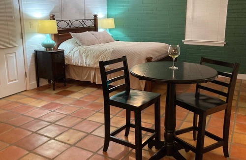 South Country Club Manor Cottage | Adorable Guest House close to dwtwn w/private yard