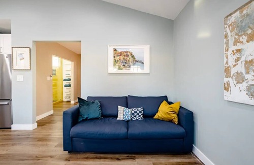 North Central Apartment | Adorable guest house walking distance to Rose Bowln