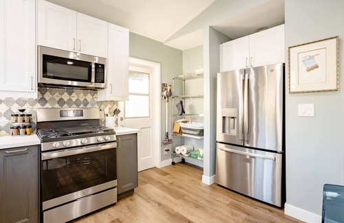 North Central Apartment | Adorable guest house walking distance to Rose Bowln