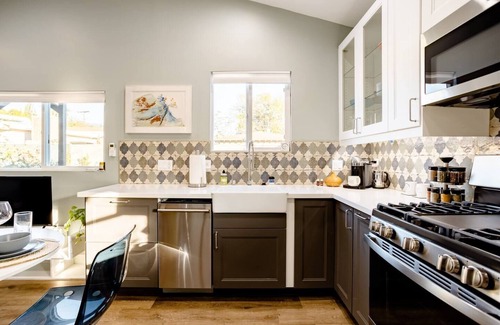 North Central Apartment | Adorable guest house walking distance to Rose Bowln