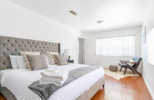 South San Gabriel House | Adorable Home Near LA: Exquisite 3-BR Haven with Royal Beds, Dual Baths, AC, Lightning-Fast Wi-Fi, Epicurean Kitchen, and Your Own Parking.