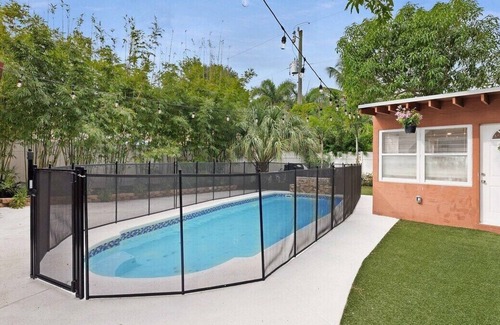 Flamingo Parks House | Adorable Lobster Cottage in Flamingo Park, Pets ok!