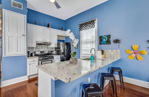 New Orleans House | Adorable Mid City 2 Bedroom Centrally Located!
