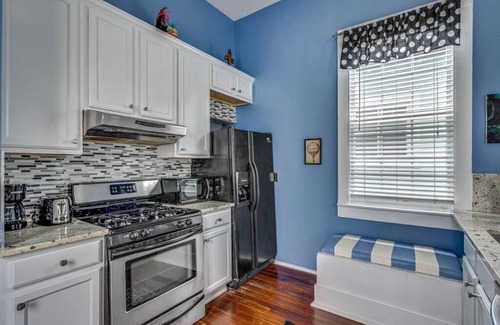 New Orleans House | Adorable Mid City 2 Bedroom Centrally Located!