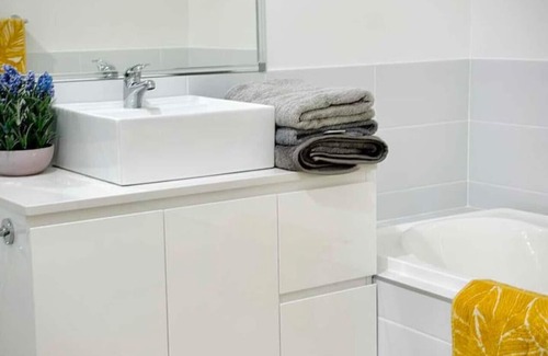 Edmondson Park House | Adorable Modern 4 Br House | WiFi & Parking
