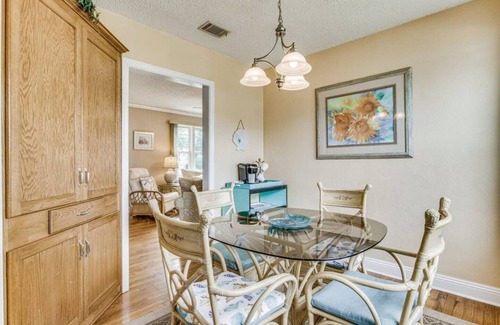 Navy Point Cottage | Adorable Navy Point Cottage – Perfectly Located!
