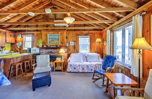 East Sandwich Cottage | Adorable Oceanfront Cottage on Spring Hill Beach
