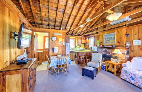 East Sandwich Cottage | Adorable Oceanfront Cottage on Spring Hill Beach