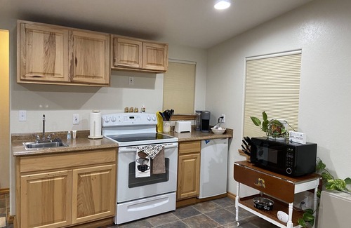Hamilton Cottage | Adorable Out of Town Guest House