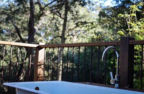 Sydney Cabin | Adorable private creekside cabin with outdoor bath
