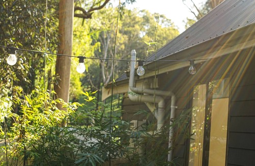 Sydney Cabin | Adorable private creekside cabin with outdoor bath