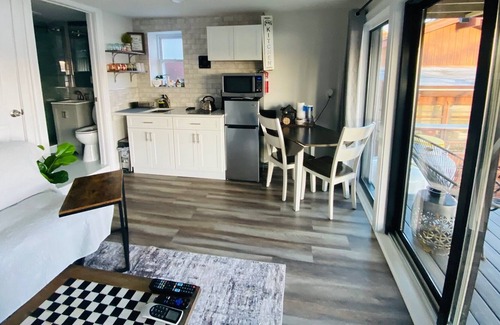 Glasser House | Adorable quiet & cozy lakefront studio on dead end