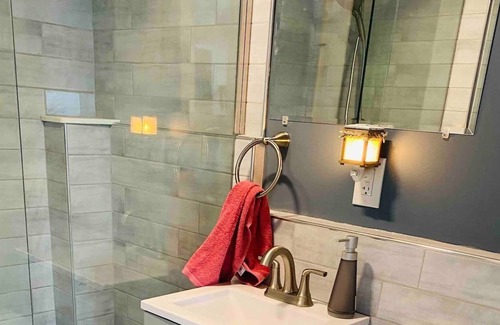 Glasser House | Adorable quiet & cozy lakefront studio on dead end