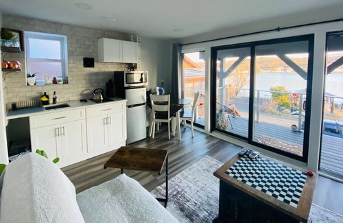 Glasser House | Adorable quiet & cozy lakefront studio on dead end