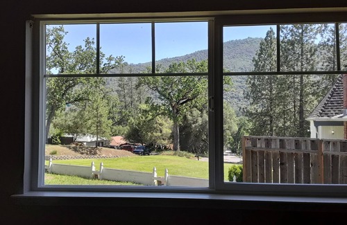 Oakhurst House | Adorable Relaxing Retreat.