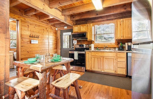 Townsend Cabin | Adorable Riverfront Cabin * EV Chrg * Fish * Swim