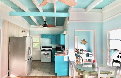 Jensen Beach House | Adorable single family home 2/1, Sleeps 6, Pet Friendly, Minutes from the Beach