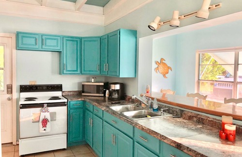 Jensen Beach House | Adorable single family home 2/1, Sleeps 6, Pet Friendly, Minutes from the Beach