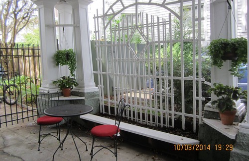Uptown Historic District House | Adorable Stand Alone Studio on Ave. Close to Shopping and Eating.