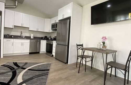 Woodland Hills Apartment | Adorable Studio Unit with great location and Parking on site