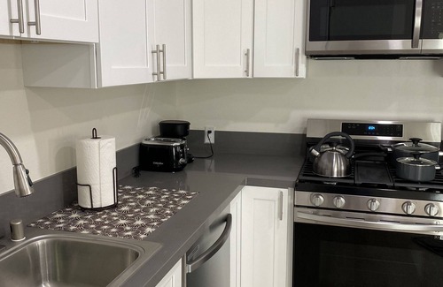 Woodland Hills Apartment | Adorable Studio Unit with great location and Parking on site