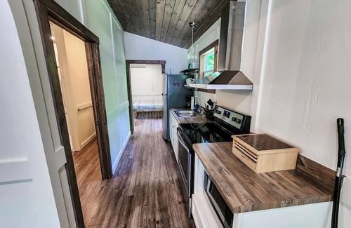 Guntersville Apartment | Adorable Tiny House Cabin- Lake Guntersville-ADA