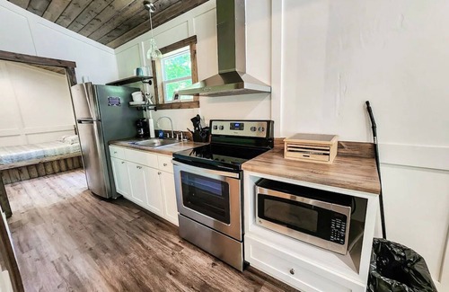 Guntersville Apartment | Adorable Tiny House Cabin- Lake Guntersville-ADA