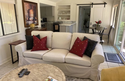 Oak House | Adorable two bedroom guest house with pool