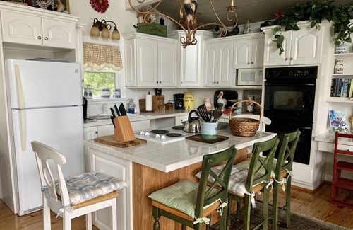 Stevensville Cottage | ADULT ONLY! Magnificent Waterfront Cottage on 5 Acres