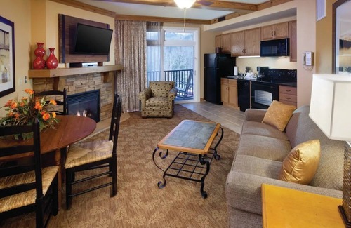 Gatlinburg Resort | Adventure Awaits at Our 1BR Gatlinburg Getaway – Walk, Splash, Explore!
