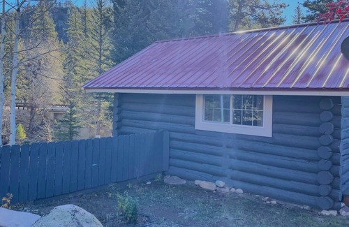 Almont House | Adventure Awaits: Riverfront Cabins in the Heart of the Rockies