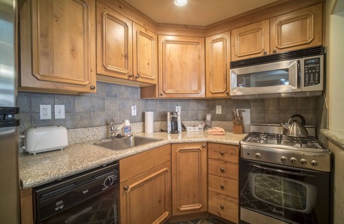 Midway Villa | Adventure Hub~Nordic Ski, Snowmobile & Snow Shoeing Villa 3088