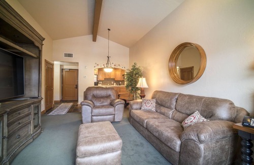 Midway Villa | Adventure Hub~Nordic Ski, Snowmobile & Snow Shoeing Villa 3088